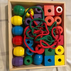 Melissa & Doug primary lacing beads